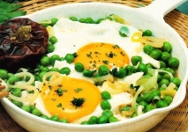 Huevos con guisantes