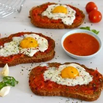 Receta de Huevos con salsa de tomate y tostadas