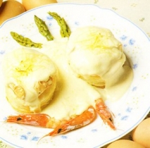 Huevos escalfados con gambas y espárragos
