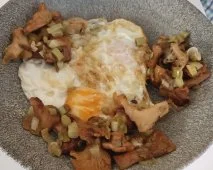 Receta de Huevos fritos con rebozuelos y ajos tiernos