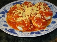 Huevos rellenos con salsa de tomate
