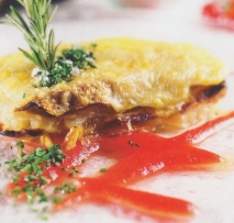 Lasaña de berenjenas, cebolla, atún, pimiento verde y confitura de tomate