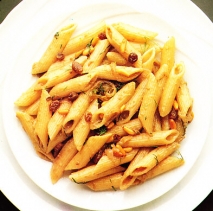 Macarrones con caballa, pasas y piñones