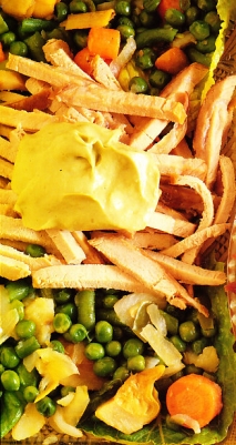 Macedonia con salsa de aguacate