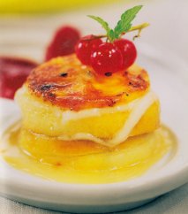Milhojas de manzana, queso de cabra y coullis de frutas del bosque