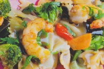 Pajaritas con langostinos y verduras salteadas