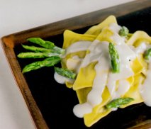 Receta de Pasta fresca rellena de berenjena, tomate y calabacín con salsa de espárragos verdes