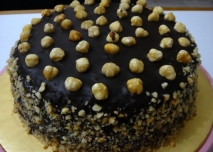 Pastel de chocolate con avellanas