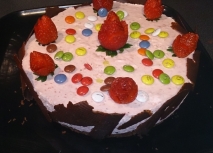 Pastel de chocolate y mousse de fresas