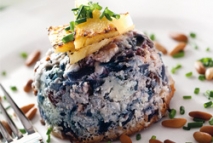 Pastel de lombarda, pasas y piñones