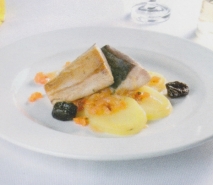 Patatas con bonito y ciruelas