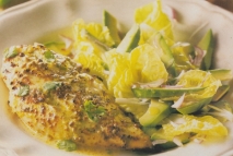 Pechugas de pollo con salsa de yogur y ensalada de aguacate