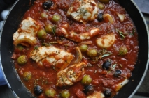 Pechugas de pollo guisadas con tomate y aceitunas