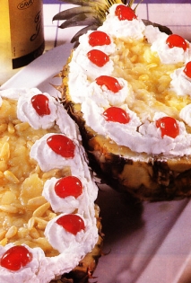 Piña americana con crema y piñones