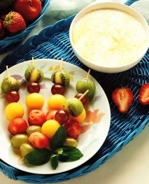 Pinchos de frutas con salsa de yogur