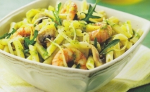 Plumas con champiñones, gambas y pesto de rúcula