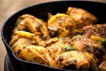 Pollo con aceitunas y limón