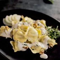 Receta de Raviolis de espinacas con crema de queso Gorgonzola, con pera y nueces