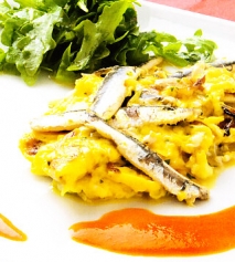 Revuelto de anchoas con salsa de piquillos