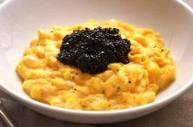 Revuelto de huevos con caviar