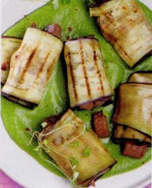 Rollitos de berenjena rellenos de atún fresco y salsa de espárragos