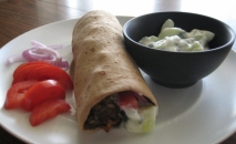 Rollitos vegetales con salsa de yogur