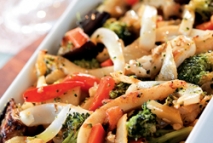 Salteado de verduras con tallarines de sepia