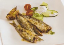 Sardinas marinadas con cilantro y ensalada de yogur griego y pepino