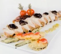 Solomillo de cerdo del Pirineo con crema de setas con cebolla caramelizada, trufa y verduras en tempura
