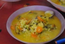 Sopa de arroz con almejas