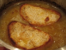 Sopa de cebolla gratinada a la francesa