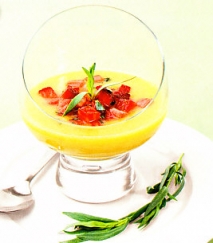Sopa de melocotón y fresas al estragón
