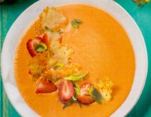 Sopa fría de fresas con crujiente de queso parmesano