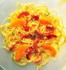 Tallarines con gambas y naranja