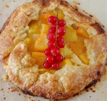 Tarta de melocotón y grosellas