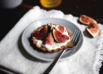 Tartaletas de crema de tres quesos con brevas y miel