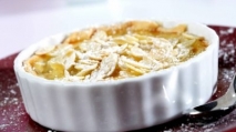 Tartaletas de queso con peras y almendras fileteadas