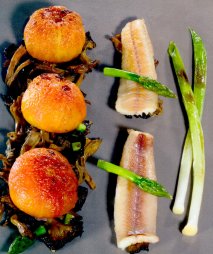 Receta de Tártar tibio de anguila ahumada del Deltebre con salteado de trompetas amarillas
