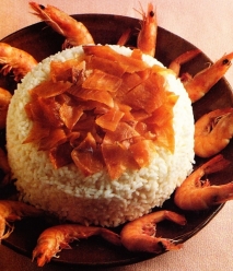 Timbal de arroz con langostinos y salmón ahumado