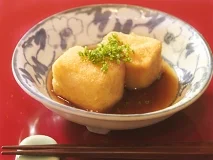Tofu frito con salsa de soja  (Agedashidofu)