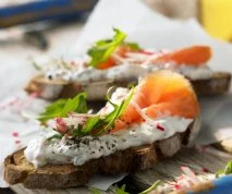 Receta de Tostadas de salmón marinado, nata agria y caviar