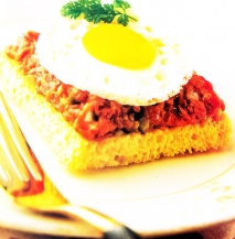Tostadita de tártaro de carne con huevos de codorniz
