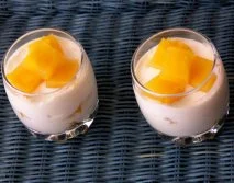 Vasos de yogur con mango