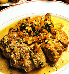 Solomillo de cerdo con champiñones y almendras
