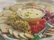 Solomillo de cerdo, crudités y salsa de queso