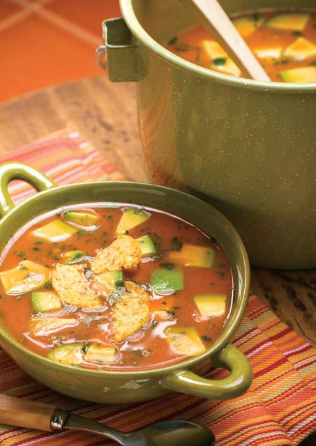 Sopa de aguacate y tortilla