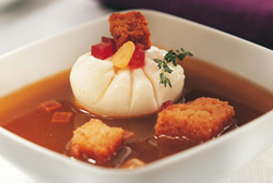 Sopa de ajo y huevo escalfado