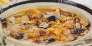 Sopa de albóndiguillas con negrillas y níscalos