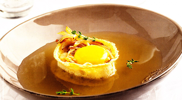 Sopa de cebolla al tomillo con crujiente de pan