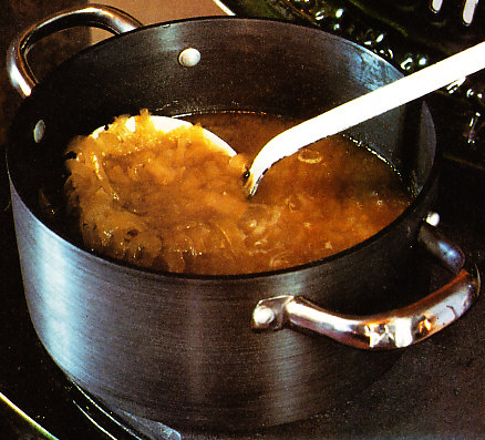 Sopa de cebolla con pan francés